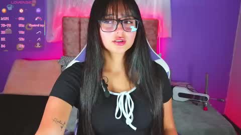 1_scarllet_ online show from April 28, 12:53 pm