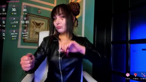 Moona  online show from November 9, 4:25 pm