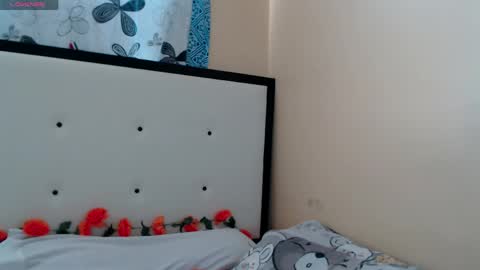 paola online show from April 15, 6:19 pm