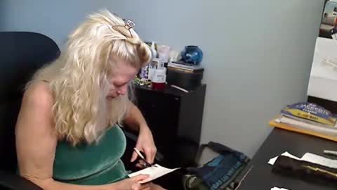 Susan online show from December 13, 3:32 pm