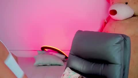 independent model online show from April 10, 9:59 am