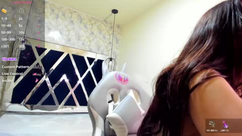 Snapshot of _alaia_collway_ chatting on December 7, 12:13 pm Alaia online show from December 7, 12:13 pm