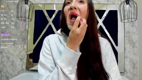 Snapshot of _alaia_collway_ chatting on December 6, 11:44 am Alaia online show from December 6, 11:44 am
