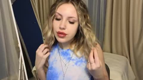 _amymoore_ online show from April 24, 2:03 am