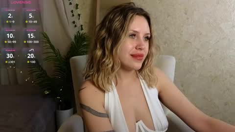 _amymoore_ online show from April 25, 2:25 am
