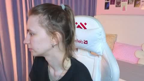 _ash_leyy_ online show from April 26, 1:25 am