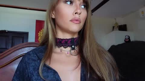 Snapshot of _demi_dee_ chatting on March 4, 8:35 am DemiDee online show from March 4, 8:35 am