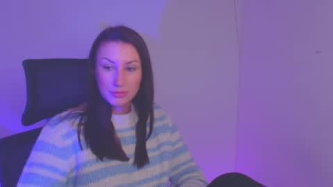 Snapshot of _emma_lay chatting on December 22, 7:11 am Emma online show from December 22, 7:11 am