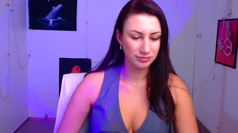 Snapshot of _emma_lay chatting on December 20, 12:49 pm Emma online show from December 20, 12:49 pm