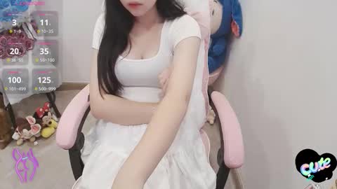 Snapshot of _girlcute_ chatting on October 8, 10:47 pm Anna online show from October 8, 10:47 pm