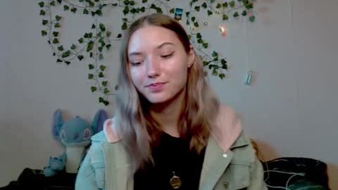 _kikiclark_ online show from October 23, 1:17 pm