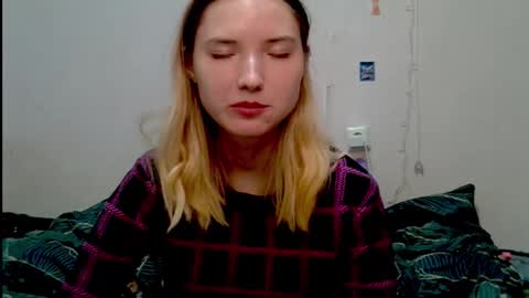 _kikiclark_ online show from October 5, 9:09 pm