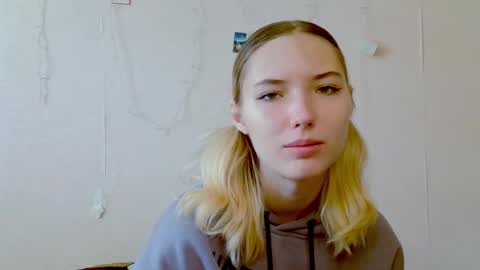 _kikiclark_ online show from September 27, 8:54 am