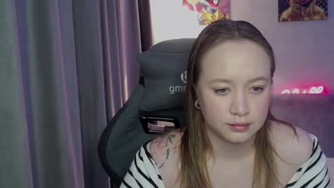 _lalune_ online show from October 2, 12:15 am