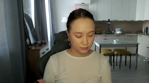 _lalune_ online show from April 22, 10:23 am