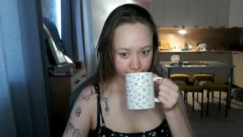 _lalune_ online show from April 28, 9:57 am