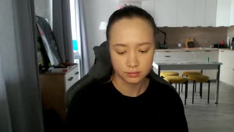 _lalune_ online show from April 25, 8:28 am