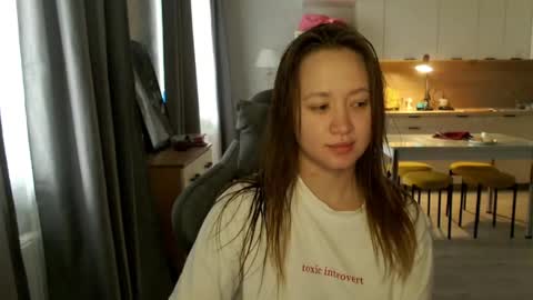 _lalune_ online show from April 23, 10:34 am