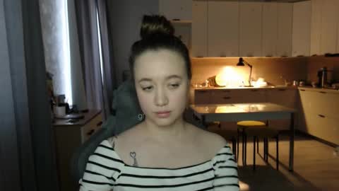 _lalune_ online show from February 5, 11:35 am