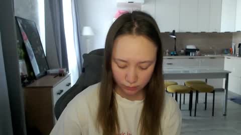 _lalune_ online show from April 21, 10:11 am