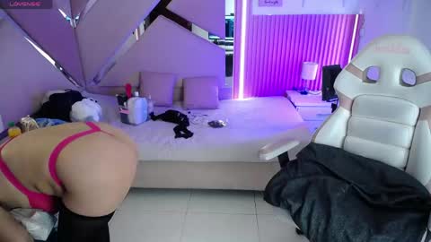  Mia  online show from April 25, 1:03 pm