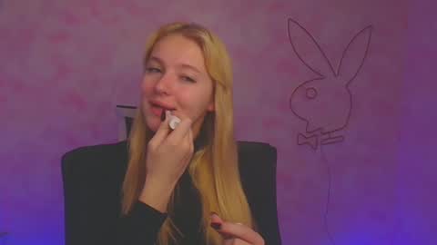 Snapshot of _mila_la_ chatting on December 16, 6:43 am Melanie online show from December 16, 6:43 am