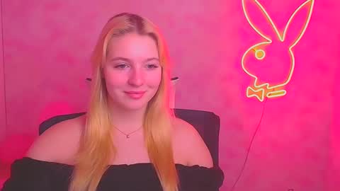 Snapshot of _mila_la_ chatting on February 23, 6:44 am Melanie online show from February 23, 6:44 am