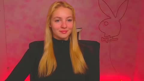 Snapshot of _mila_la_ chatting on December 3, 6:57 am Melanie online show from December 3, 6:57 am