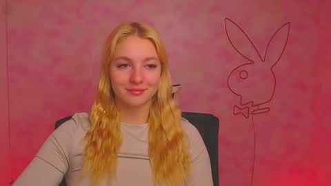 Snapshot of _mila_la_ chatting on December 10, 7:05 am Melanie online show from December 10, 7:05 am