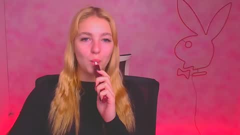 Snapshot of _mila_la_ chatting on December 20, 7:22 am Melanie online show from December 20, 7:22 am