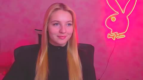 Snapshot of _mila_la_ chatting on February 20, 12:15 pm Melanie online show from February 20, 12:15 pm