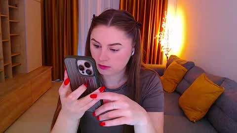 Mia online show from April 23, 7:38 am