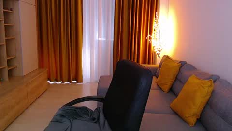 Mia online show from April 14, 10:59 am