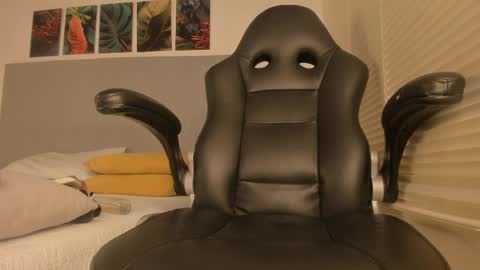 _molly_rosse_ online show from April 23, 12:29 pm