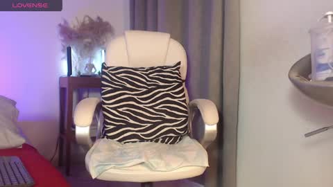 Naia Ross online show from April 25, 1:52 am