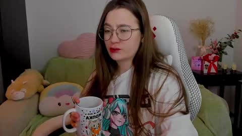 Snapshot of _nemalkovamia chatting on March 5, 2:57 am Mia with a big heart online show from March 5, 2:57 am