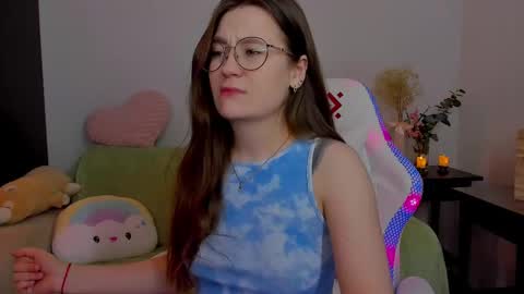 Snapshot of _nemalkovamia chatting on February 24, 2:06 am Mia with a big heart online show from February 24, 2:06 am