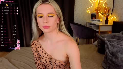 Scarlet online show from December 12, 3:48 pm