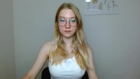 Snapshot of abbymoore__ chatting on September 12, 8:12 am Abby Lovense is active online show from September 12, 8:12 am