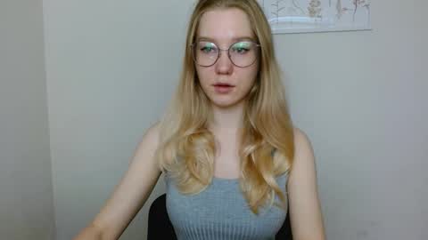 Snapshot of abbymoore__ chatting on September 23, 8:12 am Abby Lovense is active online show from September 23, 8:12 am