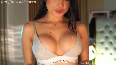 abie_owen online show from February 11, 9:35 pm