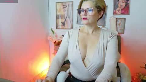 Snapshot of adeellee_ chatting on October 2, 5:01 am adeellee online show from October 2, 5:01 am