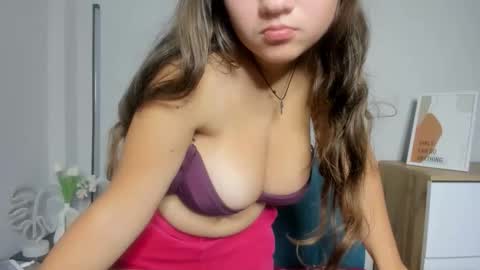 Snapshot of adelecruzz chatting on October 18, 7:44 am adelecruzz online show from October 18, 7:44 am