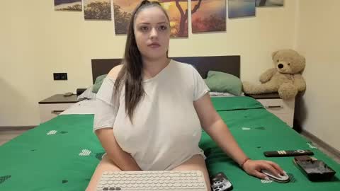 Adellineee online show from April 19, 8:44 pm