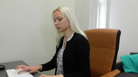 Agelina Lilly Laura online show from April 26, 6:11 am