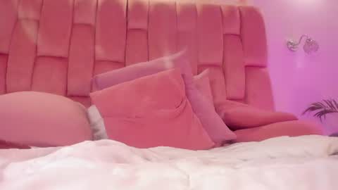 aisha  online show from June 11, 12:32 am
