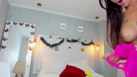 aishawild online show from December 12, 1:28 pm