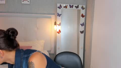 aishawild online show from February 22, 12:40 pm