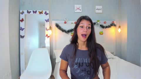 aishawild online show from December 10, 1:44 pm