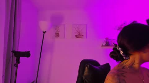   online show from April 21, 10:22 am